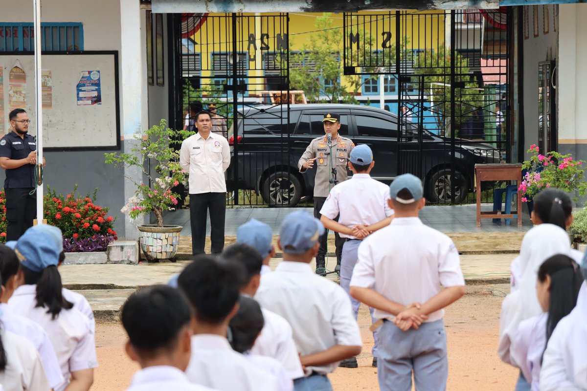 Kapolres Tapteng Ajak Pelajar SMAN 2 Tukka Fokus pada Prestasi dalam Program 'Police Goes To School' humas.polri.go.id/news/detail/21…