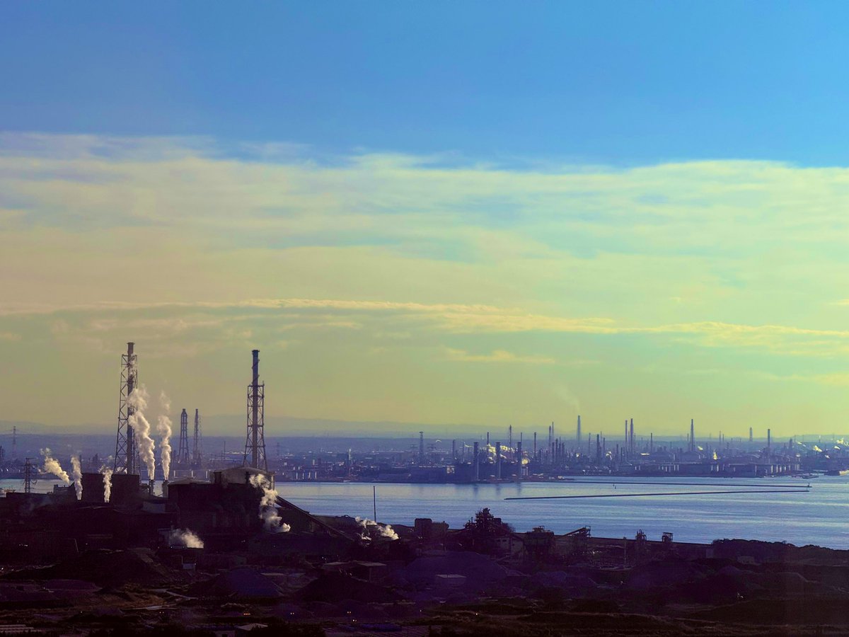 loopsofinfinity's tweet image. 千葉市&amp;lt;チバシティ&amp;gt;の神聖な塔に参拝後
港のお土産自販機で薄い本を買うなど
#千葉みなと #チバミナコちゃん