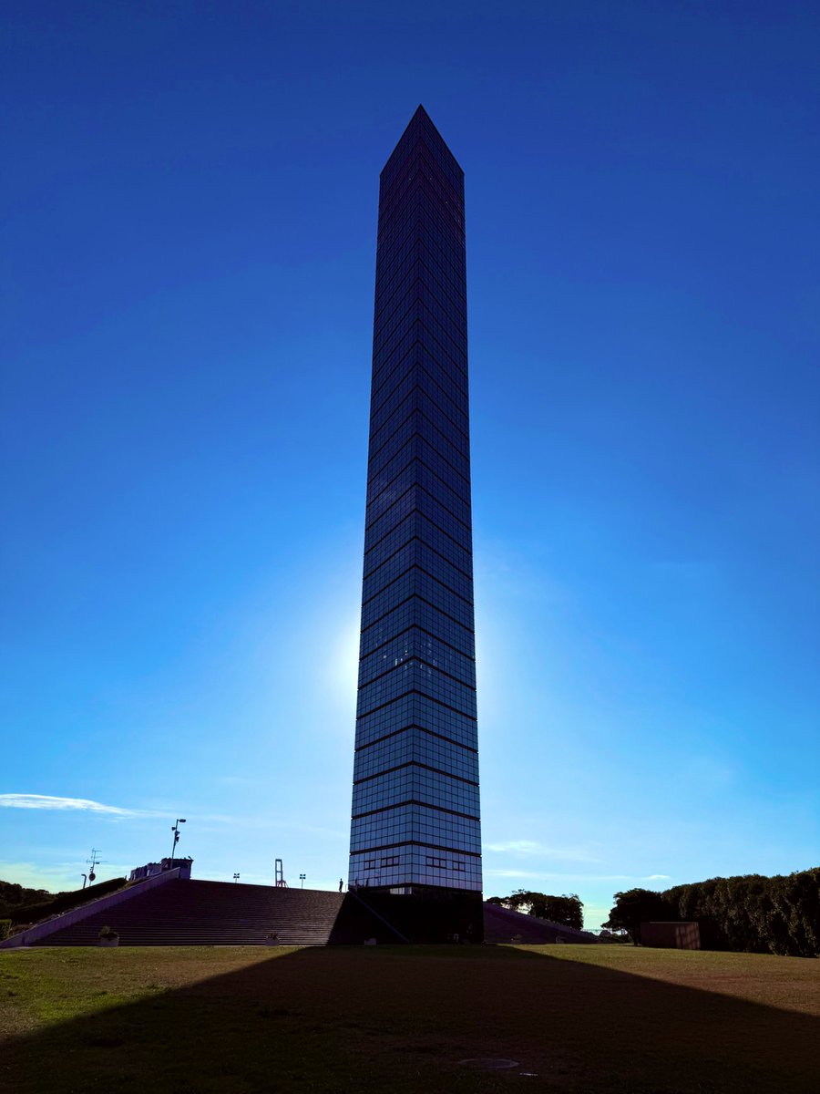 loopsofinfinity's tweet image. 千葉市&amp;lt;チバシティ&amp;gt;の神聖な塔に参拝後
港のお土産自販機で薄い本を買うなど
#千葉みなと #チバミナコちゃん