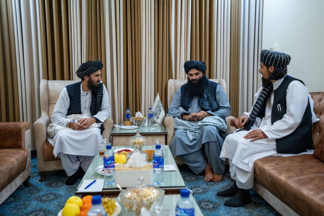 تیره ورځ مو د استشهاد له سالار، امام المجاهدین الحاج خلیفه صاحب سره مجلس وکړ.
فضا له صمیمیت ډکه وه، د وطن د حالاتو په اړه مو ژورې او مانا لرونکې خبرې تبادله کړې.

د هېواد د اجتماعي او سیاسي وضعیت د ارزونې ترڅنګ، ښاغلي خلیفه صاحب را ته د ولس سره د لا نرمو اړیکو، ښه چلند او د