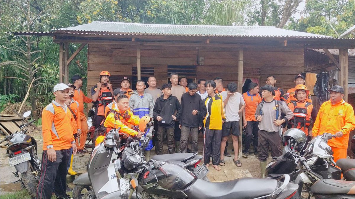 Polisi dan Basarnas Berhasil Evakuasi 3 Warga Terjebak Arus Sungai di Tapanuli Tengah humas.polri.go.id/news/detail/21…