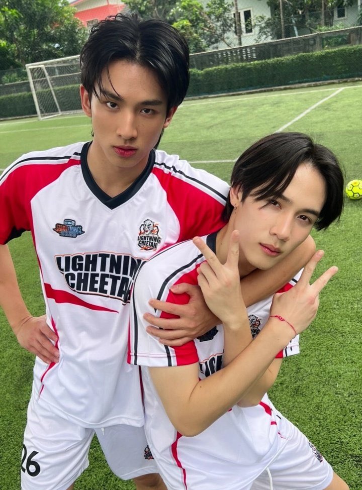 astonorthiveva's tweet image. damn, their skin tone difference make me crazyyyy, PERFECT!!😭

#GMMTVStarlympics2025 
#SurfJava #swensurf #javabh