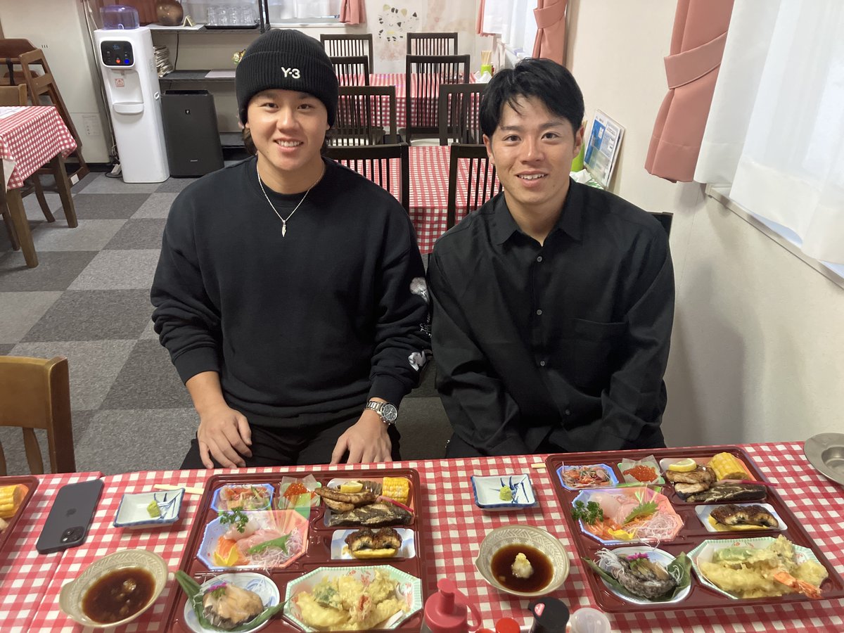 FightersPR's tweet image. #北海道応援大使プロジェクト

スケートの後のご飯は最高です🍴

#畔柳亨丞
#梅林優貴

#lovefighters