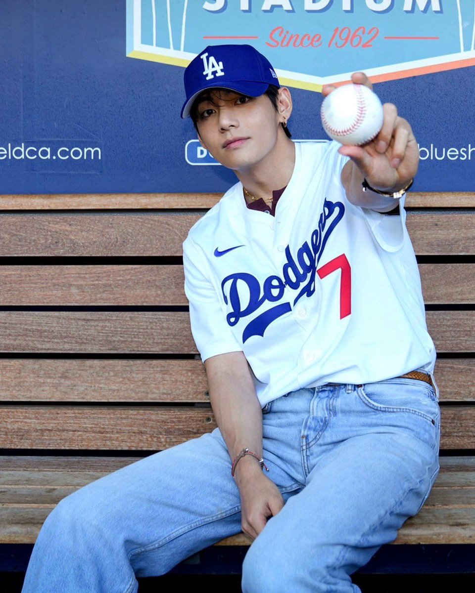 YoonmeowbitShop's tweet photo. OPEN PO SALE NEW ERA BALLCAP BLUE (yg dipakai Taehyung)

💰315k dp 230k (harga non sale up to 450k)

✅️Handcarry est 10 Des 2025 https://t.co/RzBlmOm78E