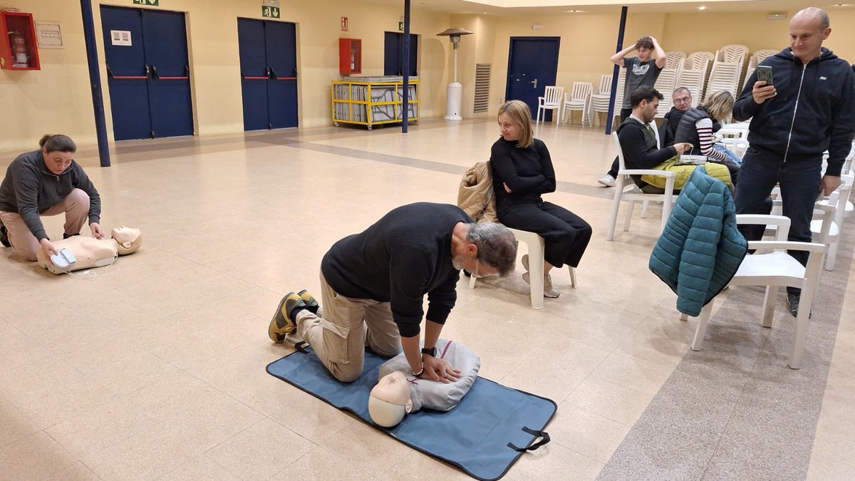 cefboscdetosca's tweet image. ❤️‍🩹 Taller sobre l&apos;ús del desfibril•lador

📌 Membres del club hi van participar aquest dimarts al vespre al Centre Cultural de Les Preses

#BDT1978 #SomhiGrocs