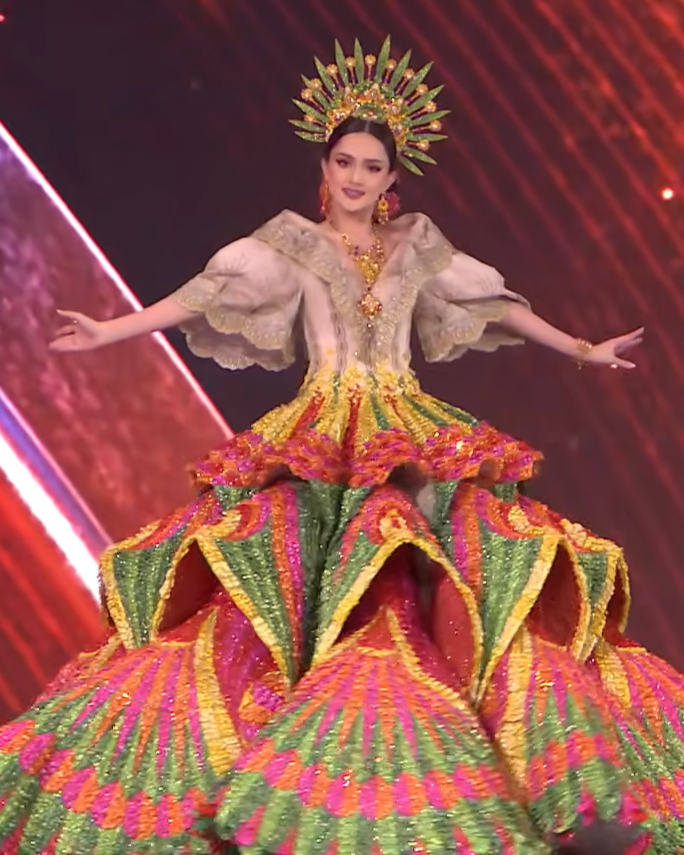 PEPalerts's tweet photo. SOBRANG MONYEKA! 😍

Ahtisa stuns in her vibrant, fiesta-inspired national costume, celebrating the colorful spirit of the Philippines.

📸: Screengrab from Miss Universe on YouTube

#MissUniverse #MissUniversePhilippines2025 #AhtisaManalo #AHTI5A #PhilippinesNationalCostume https://t.co/spOwehYJPJ
