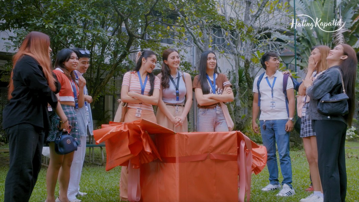 GMADrama's tweet image. Huyy bakit may pa-gfit kay Belle, Wesley? 🤭💕

#HatingKapatid | Weekdays, 2:30 PM
#HKPamana