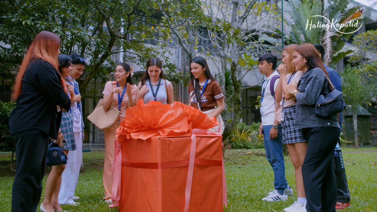 GMADrama's tweet image. Huyy bakit may pa-gfit kay Belle, Wesley? 🤭💕

#HatingKapatid | Weekdays, 2:30 PM
#HKPamana