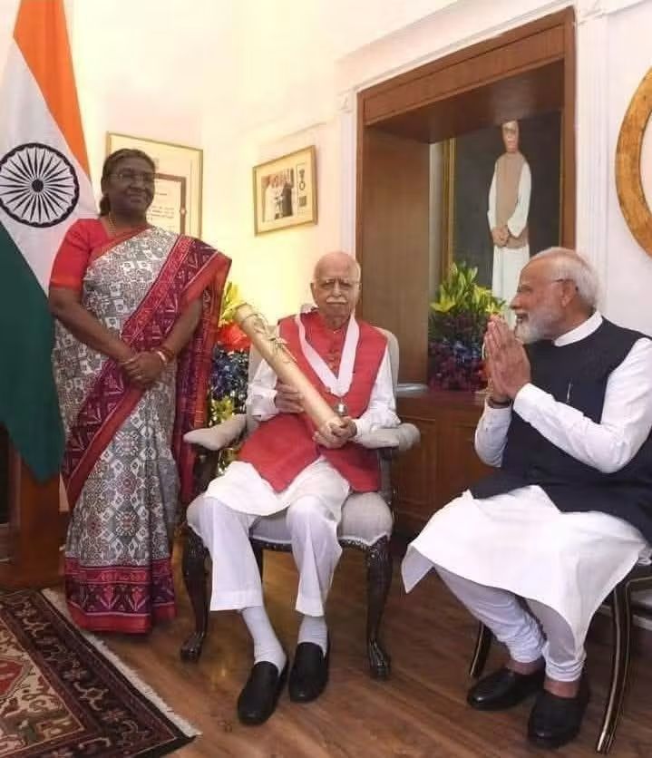 maramakatha's tweet image. ରାଷ୍ଟ୍ରପତିଙ୍କୁ କୋଉ ଭଳିଆ ସମ୍ମାନ କିଛି ବୁଝି ହେଉନି 
#DroupadiMurmu
#PresidentofIndia
#viralpost
#viralphoto