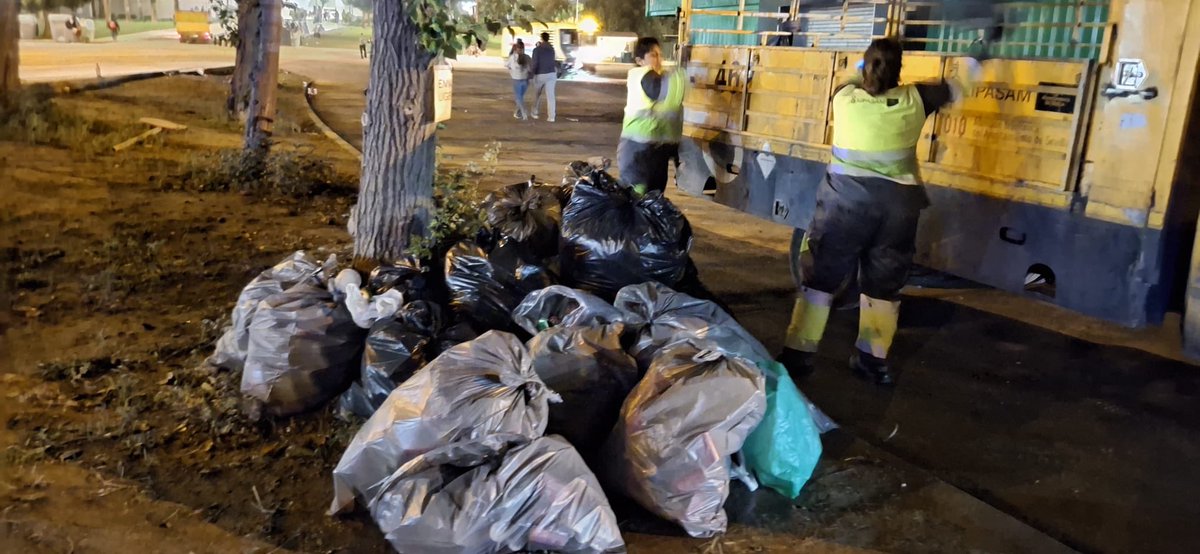 Trabajos especiales en el entorno del <a href="/EstadioCartuja/">Estadio La Cartuja</a> al paso de los aficionados para el partido #EspañaTurquía

‘La roja’ se clasifica para el #Mundial2026 ¡enhorabuena! 

Lipasam en cada evento de la ciudad
#cuidemosSevilla 
<a href="/Ayto_Sevilla/">Ayuntamiento de Sevilla</a> <a href="/eveliarincon/">Evelia Rincón</a>