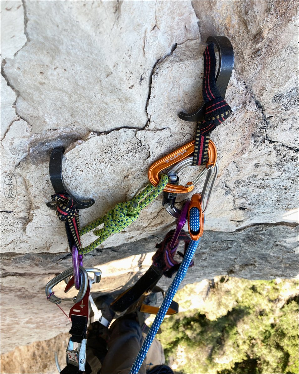 Two better than one.
Dos millor que u.

(Pics: 2 bd grappling hooks)

#soloaidclimbing #climbinggear