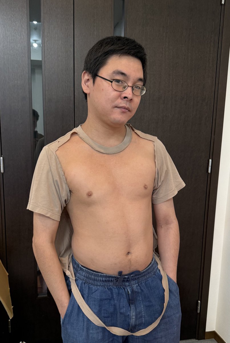 RytoSle2's tweet image. 本日のセカンダリの経緯はこうです。

ダーマのTシャツに穴が空いてて、みっともなかったのでそこから前面を切り取った。服であることは大切にしたいのでネックは残しました。