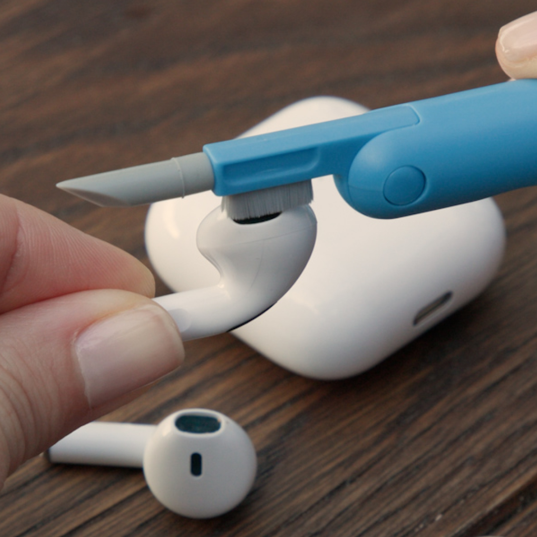 MustHaveIdeasUK's tweet image. Keep your devices spotless with Tech Mate! ✨📱💻

7 unique tools to remove dust, dirt, and grime without scratching! 🙌

✔️ Smudge-free, crystal-clear screens
✔️ Works on ALL devices
✔️ Compact &amp;amp; easy to store 🧳

Keep your gadgets sparkling clean! 💫