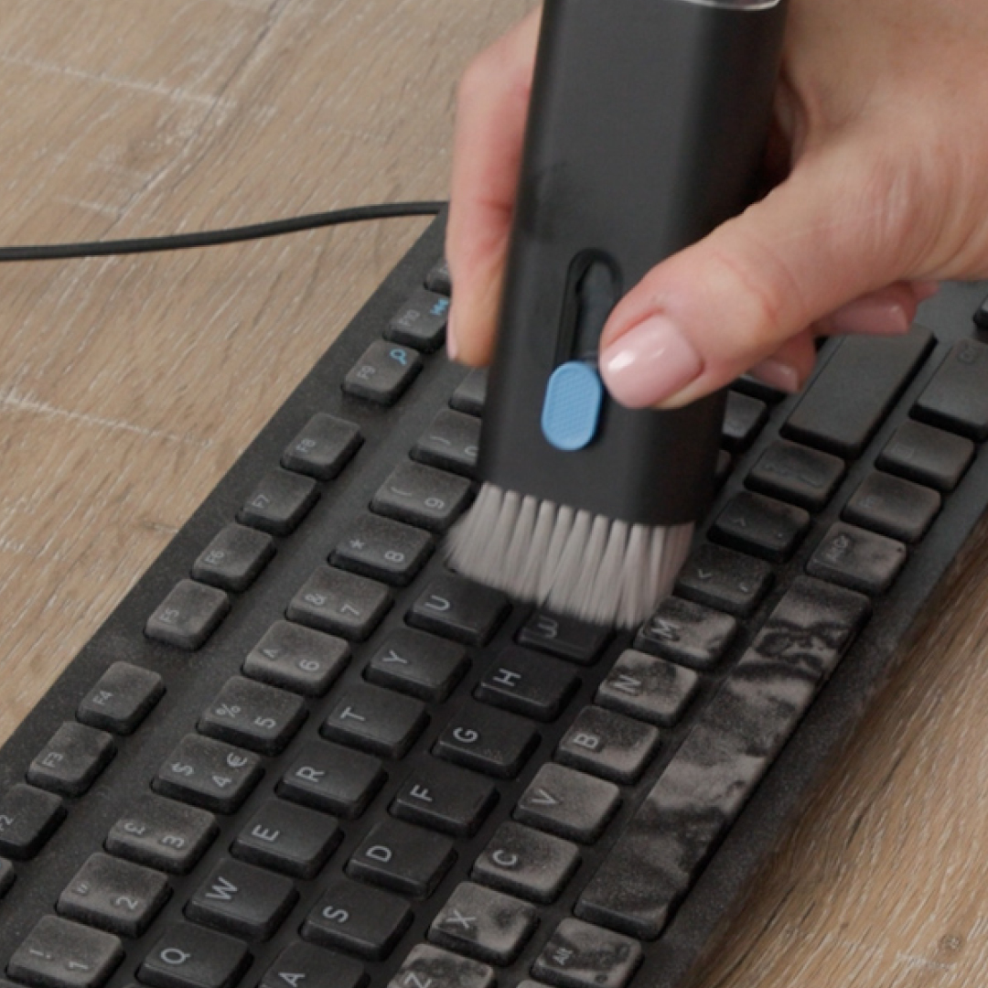 MustHaveIdeasUK's tweet image. Keep your devices spotless with Tech Mate! ✨📱💻

7 unique tools to remove dust, dirt, and grime without scratching! 🙌

✔️ Smudge-free, crystal-clear screens
✔️ Works on ALL devices
✔️ Compact &amp;amp; easy to store 🧳

Keep your gadgets sparkling clean! 💫