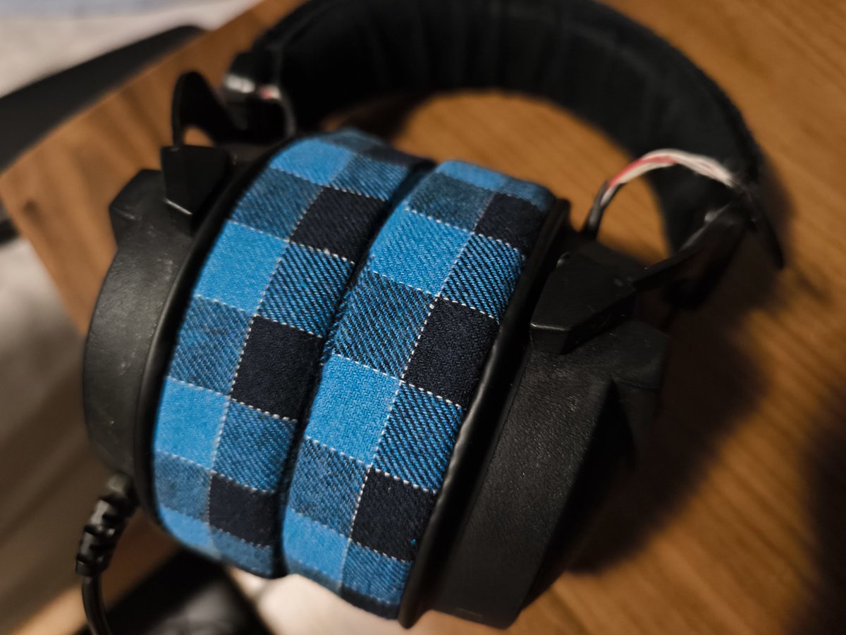 I kept dunking on these flannel headphone pads but then they were on sale as my old pads began flaking into confetti so I copped 'em and I guess they don't look tooooo bad.