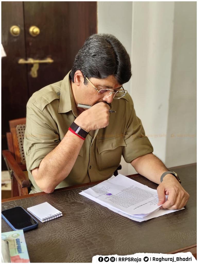 जनसत्ता दल सुप्रीमो माननीय श्री राजा भइया जी प्रतिदिन " जनता दर्शन कार्यक्रम " में क्षेत्रवासियों से सीधे मिलकर उनकी समस्याएँ सुनते हैं और उनके द्वारा प्रत्येक व्यक्ति की बात को गंभीरता से सुना जाता है और समाधान हेतु तत्काल दिशा-निर्देश दिए जाते हैं, जनसेवा के प्रति यही समर्पण