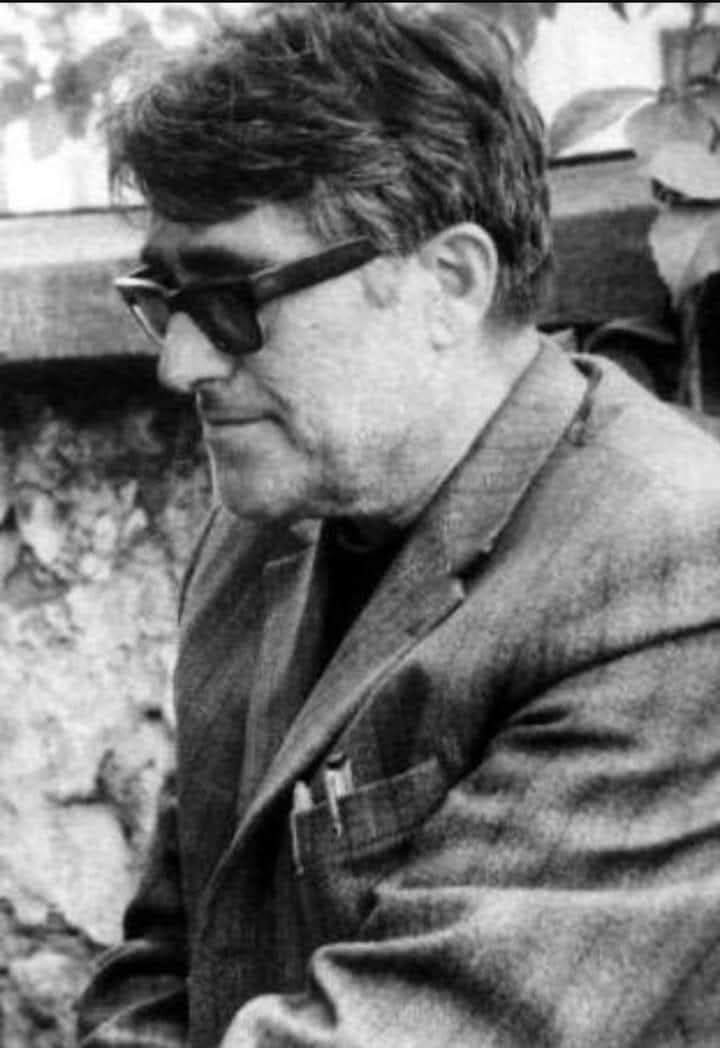 .

Açmaz
Açamaz
Deme
Hiç bir zaman
Bu Nar Çiçeği
Açacaktır elbet
Bizim caddelerimizde de 
bayram olacak.
Halkın üstüne
Böyle kalksa da
Faşist namlular
Namert ellerdir
En sonda
Bir bir kırılacak.

#EnverGökçe anısına, sonsuz sevgiyle...
.