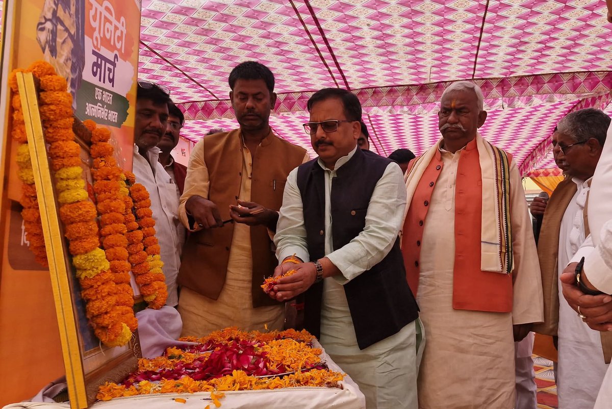 DrDharmendraBJP's tweet photo. गोरखपुर जनपद के खजनी विधानसभा मे लोकप्रिय विधायक श्रीराम चौहान जी व विधानसभा के सभी तपस्वी कार्यकर्ताओं के बेहतरीन संयोजन में लौह पुरुष,सरदार वल्लभ भाई पटेल जी की 150 वीं जयंती के उपलक्ष्य में आयोजित ‘एकता यात्रा’ कार्यक्रम में बतौर मुख्यअतिथि सम्मिलित हुआ। https://t.co/zYq3LOK2RP