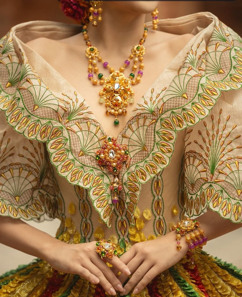 Mak Tumang excuse me??? This traditional Filipiniana is insane!! Look at those details omgg I'm speechless.

#AhtisaManalo #MissUniverse2025
#MissUniversePhilippines🇵🇭