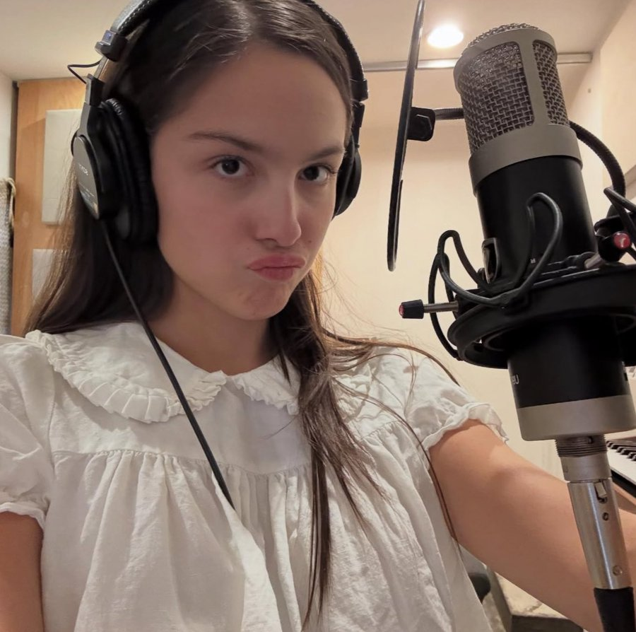 Olivia Rodrigo just dropped a new pic from the studio 👀🎶