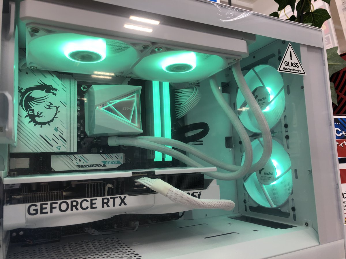 dospara_myz's tweet image. 【展示PCのご紹介】
#FractalDesign FD-C-POR1M-01をベースに
#INTEL Core U7 265F
#MSI B860M GAMING PLUS WIFI
#MSI GeForce RTX 5070 12G VENTUS 2X OC WHITE
白いパソコンの展示です！
PCケースは組み立て担当の一推しです！！✨
#ドスパラ　#宮崎　#自作PC