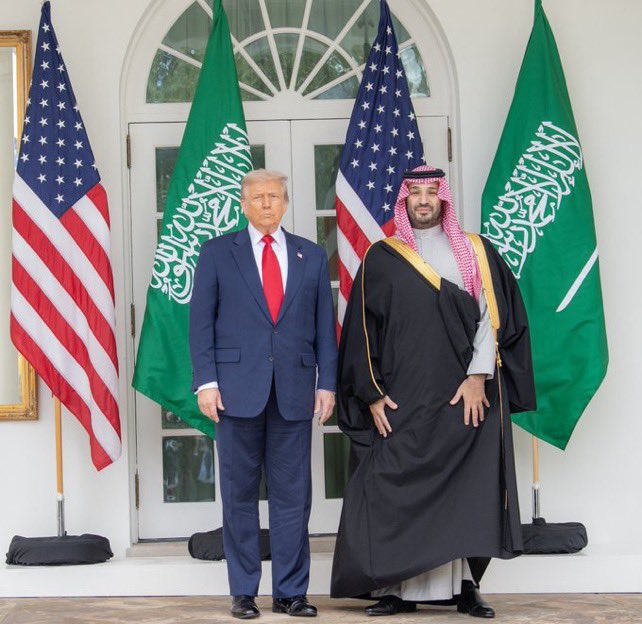 iYazeedM's tweet photo. ملهم الشعب وصانع المجد 
أينما يكون .. تتجه ب��صلة العالم له 

زعامة ممتدة أبا عن جد 👑 

🇸🇦💚💚 https://t.co/mdVsTZfQNo