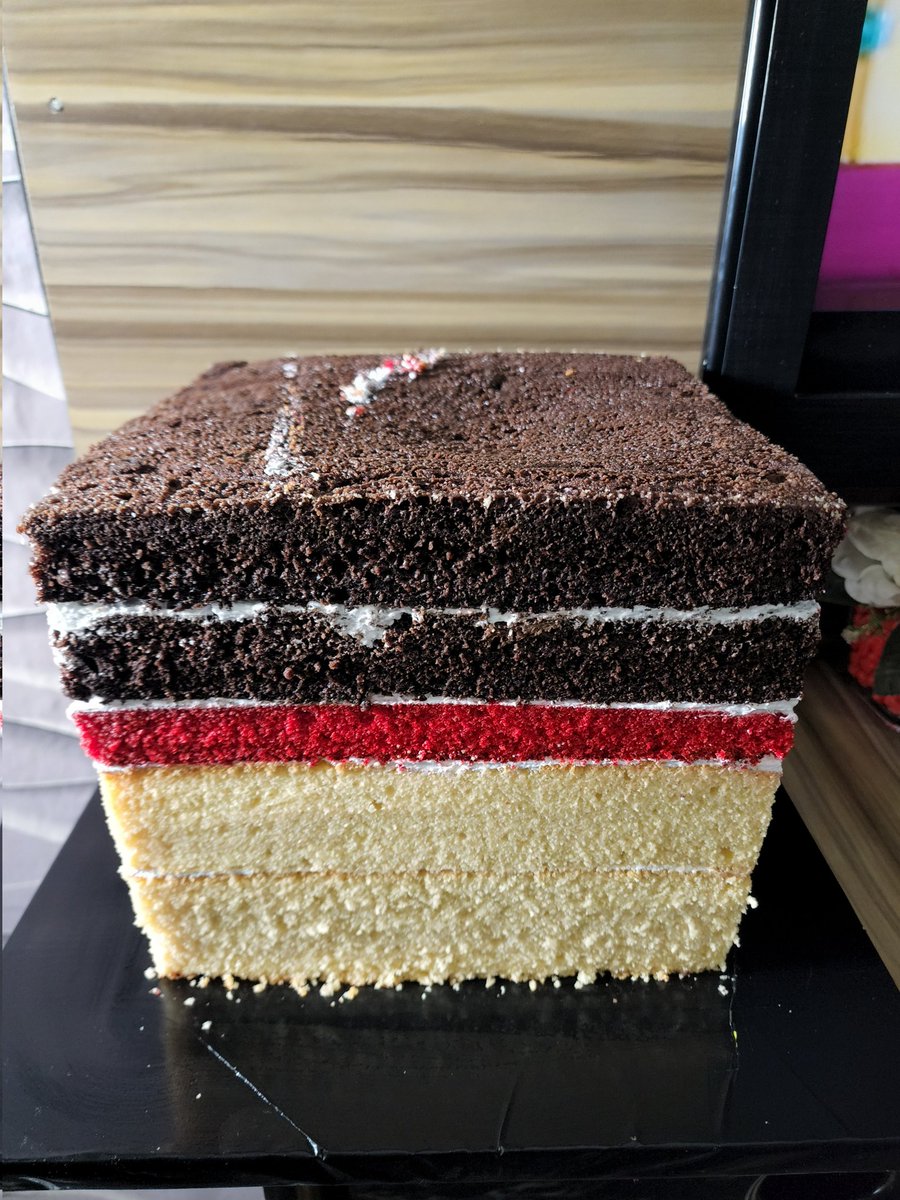 Charmedcandycak's tweet image. A clean,well trimmed cake will always speak for itself. 
This 5 layer Flavor loaded naked cake is the perfect choice for everyone who loves rich taste without extra fuss.
Coconut, red velvet, and chocolate.
DM 08065520188 to book your fresh cake
@nosafk @_DammyB_ @missangeljames