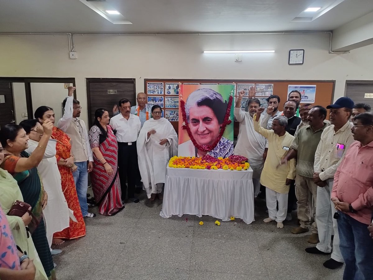 INCGujarat's tweet image. આજ રોજ દેશના પ્રથમ મહિલા વડાપ્રધાન, સશક્ત  હિંમતવાન અને દેશની એકતા માટે શહીદ થનાર એવા સ્વ ઈન્દિરાજી ગાંધીની જન્મજયંતિ નિમિતે કોંગ્રેસ સમિતિ કાર્યાલય ખાતે પુષ્પાંજલિ અર્પણ કરી શ્રધ્ધાંજલિ પાઠવી હતી.