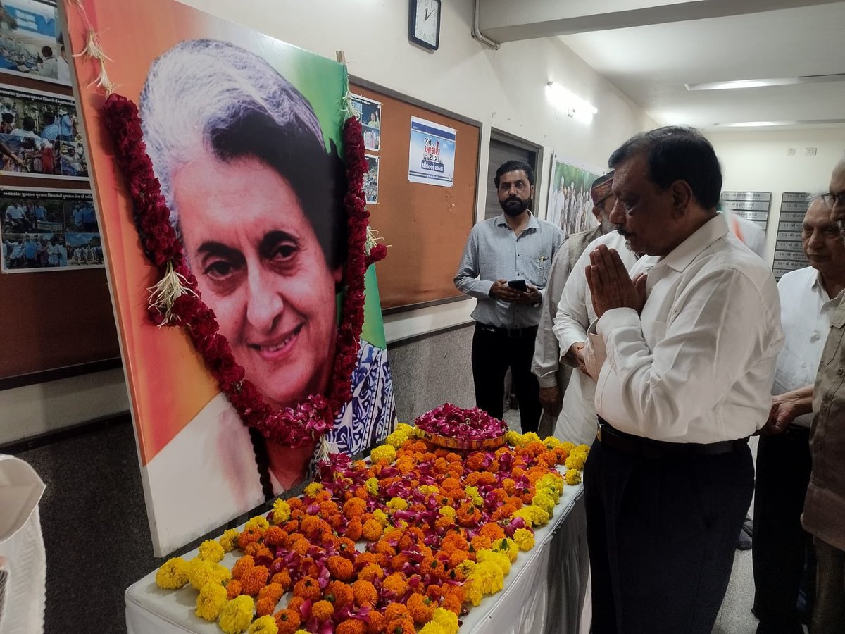 INCGujarat's tweet image. આજ રોજ દેશના પ્રથમ મહિલા વડાપ્રધાન, સશક્ત  હિંમતવાન અને દેશની એકતા માટે શહીદ થનાર એવા સ્વ ઈન્દિરાજી ગાંધીની જન્મજયંતિ નિમિતે કોંગ્રેસ સમિતિ કાર્યાલય ખાતે પુષ્પાંજલિ અર્પણ કરી શ્રધ્ધાંજલિ પાઠવી હતી.