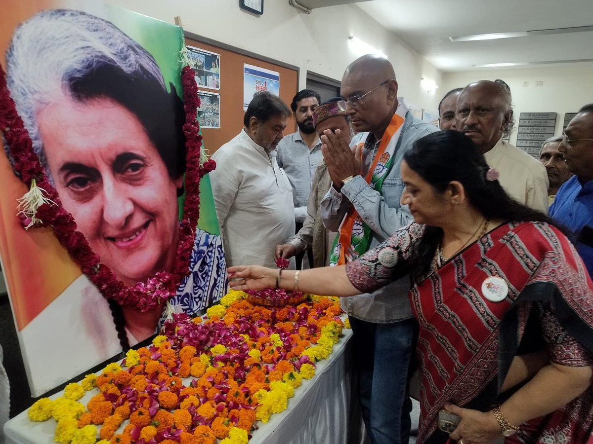 INCGujarat's tweet image. આજ રોજ દેશના પ્રથમ મહિલા વડાપ્રધાન, સશક્ત  હિંમતવાન અને દેશની એકતા માટે શહીદ થનાર એવા સ્વ ઈન્દિરાજી ગાંધીની જન્મજયંતિ નિમિતે કોંગ્રેસ સમિતિ કાર્યાલય ખાતે પુષ્પાંજલિ અર્પણ કરી શ્રધ્ધાંજલિ પાઠવી હતી.