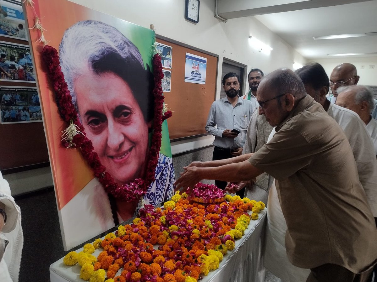 INCGujarat's tweet image. આજ રોજ દેશના પ્રથમ મહિલા વડાપ્રધાન, સશક્ત  હિંમતવાન અને દેશની એકતા માટે શહીદ થનાર એવા સ્વ ઈન્દિરાજી ગાંધીની જન્મજયંતિ નિમિતે કોંગ્રેસ સમિતિ કાર્યાલય ખાતે પુષ્પાંજલિ અર્પણ કરી શ્રધ્ધાંજલિ પાઠવી હતી.