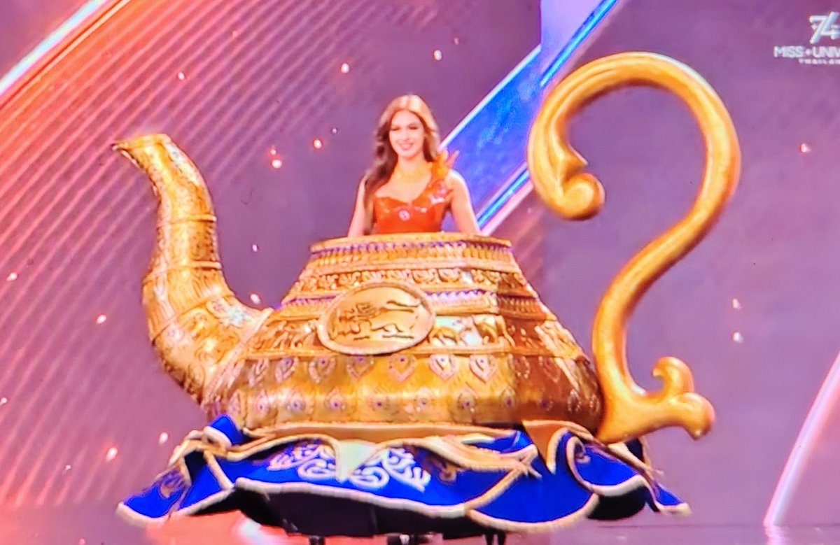 Maajoo_30's tweet photo. Soy una taza
Una tetera
Una cuchara
Un cucharón
Un plato hondo
Un plato llano
Un cuchillito
Un tenedor

Soy un salero
Un azucarero
La batidora
Una olla expresss, chu chu
#MissUniverse https://t.co/TAaQ0o9Js9