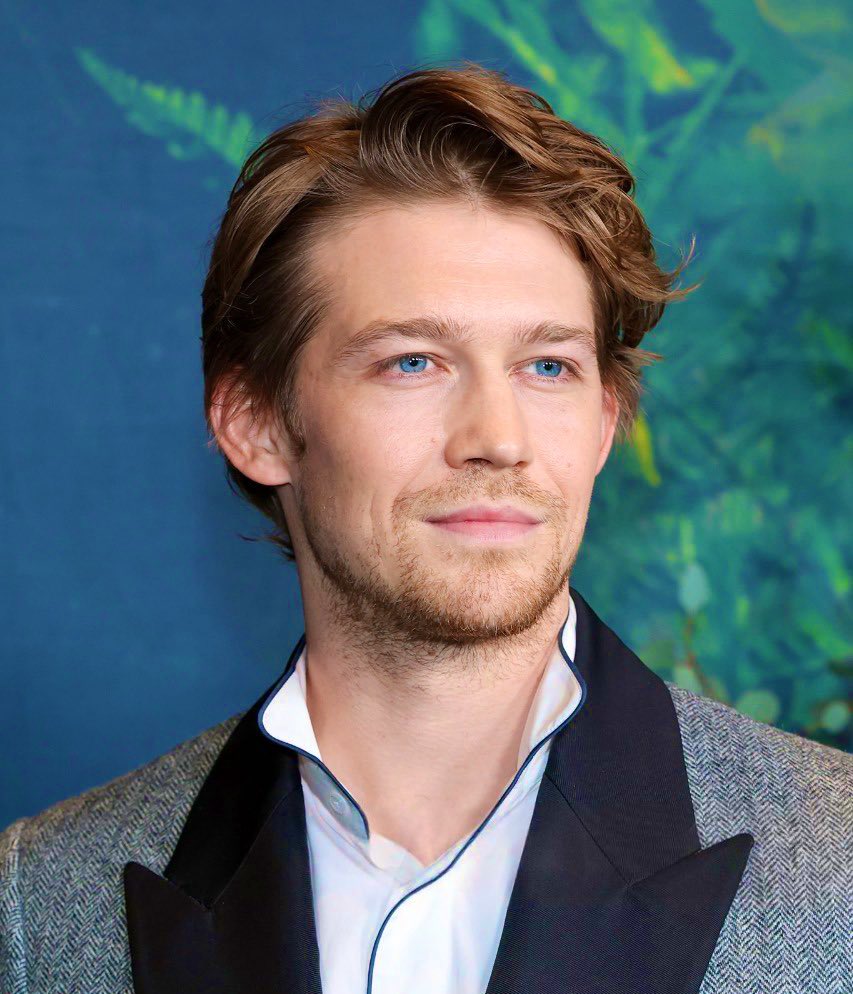 soso54_'s tweet image. Joe Alwyn serving prince hair and dangerously beautiful blue eyes