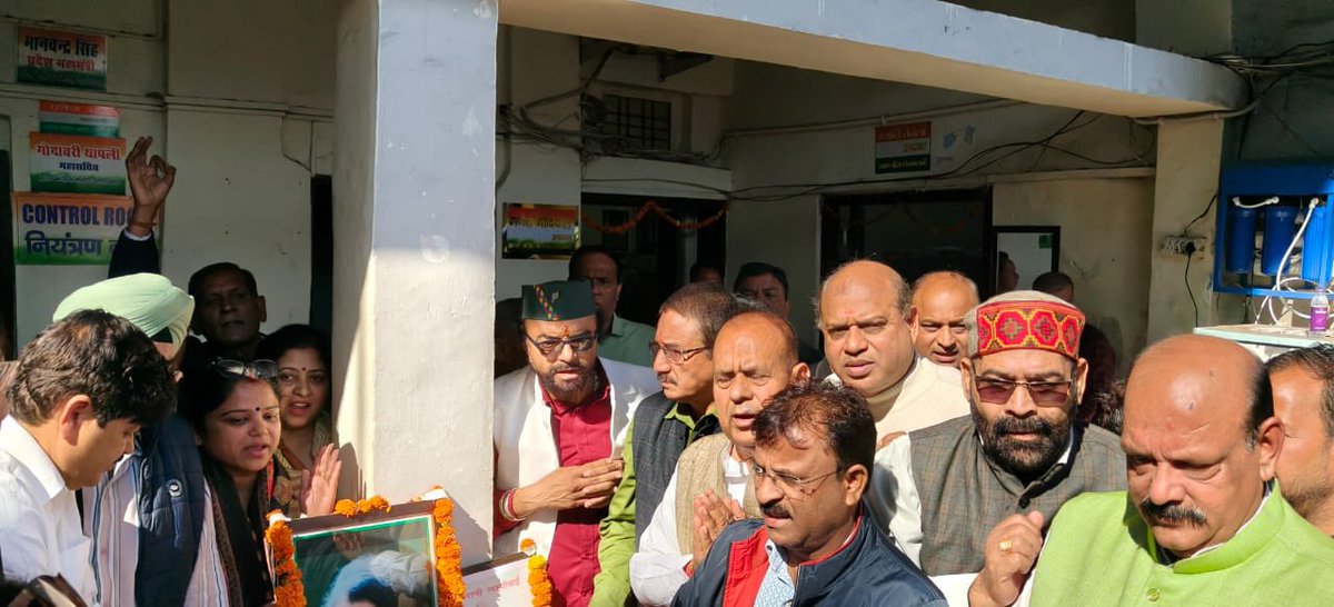 drjasvindergogi's tweet photo. भारत की लौह-इच्छाशक्ति और अदम्य साहस की प्रतीक, देश की पूर्व प्रधानमंत्री श्रीमती इंदिरा गांधी जी की जयंती पर महानगर कांग्रेस देहरादून परिवार की ओर श्रद्धाजली अर्पित करते हुए उनके जीवन के हर पल को याद किया ,उनके विचार और उनकी कर्मठता हमें सदैव राष्ट्र सेवा के लिए प्रेरित करते रहेंगे।”