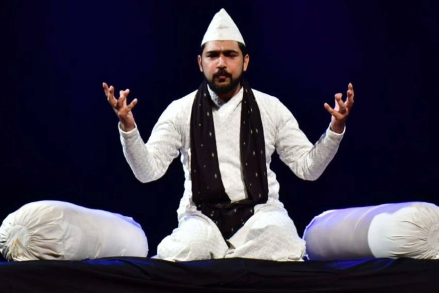 AssamAwaz's tweet image. CHANGEMAKER || শ্ৰোতাক মুগ্ধ কৰি গল্পৰে ইতিহাসক জীৱন্ত কৰা শিল্পী চৈয়দ ছাহিল আঘা

Read: assam.awazthevoice.in/changemaker-ne…

#SyedsahilAgha #Storytelling #Delhi #DelhiMuslims #changemakers #indianfolkart #folkculture #stageperformance @delhimuslims @StorySalesman @IIndianfolkart @AssamAwaz