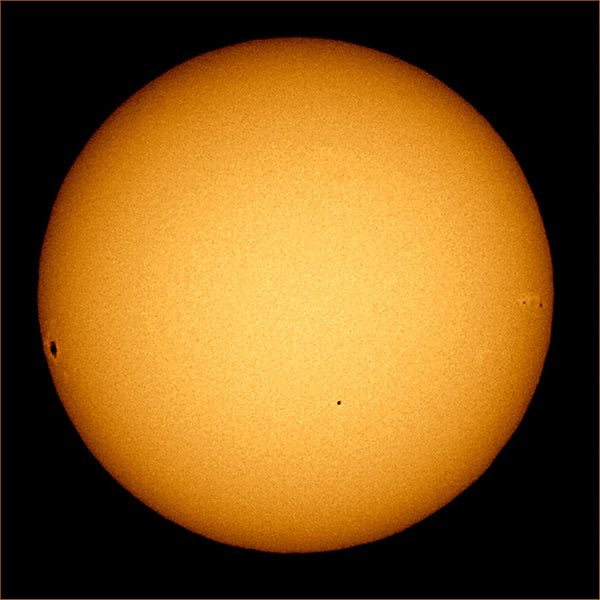 ScienceInDaily's tweet photo. A photon from the Sun takes 100,000 years to reach the surface, then 8 minutes to reach Earth. ☀️

Photons created in the Sun’s core bounce randomly through dense plasma.

100,000 years of random collisions before escaping the surface.

Then 8 minutes of straight travel through empty space.

The light hitting your face right now started its journey during the last ice age.