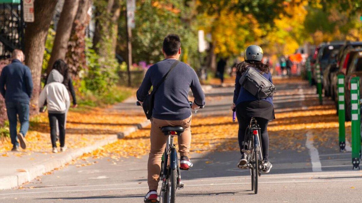 Hace 20 años, Montreal 🇨🇦 era una ciudad donde el 🚗🌬️ dominaba incluso con 1/2 metro de nieve ❄️ en la calle. Hoy es referente mundial de movilidad activa, incluso en febrero ☃️

Spoiler: también hubo lío (y sal en abundancia 🧂) 

Te lo cuento brevemente 👇 

#VeranoUrbano