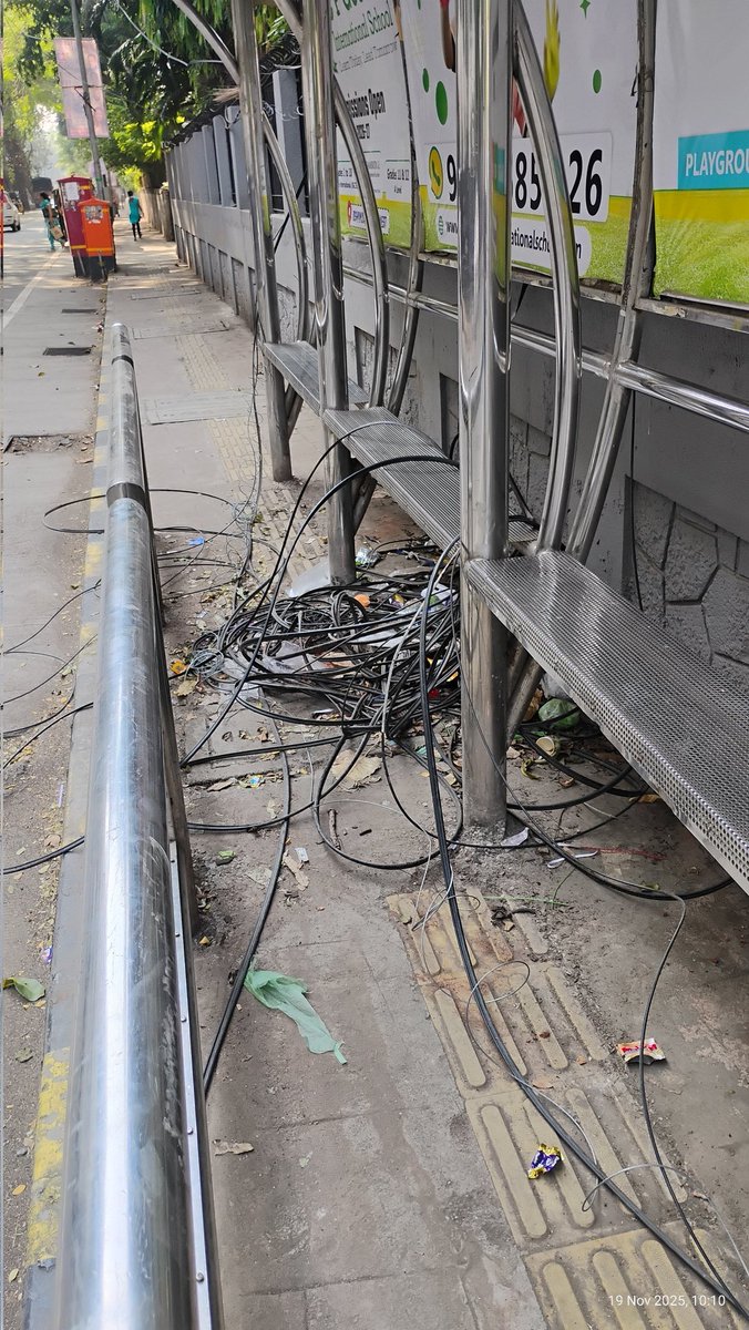 AhujaJiten's tweet image. 🙏 Respected @myBESTBus, it will be highly appreciated if these cables can be cleared from the Bus Stop located at Lions Sol Marg, outside Highland Park Society, #Lokhandwala #Andheri West.

@mybmcwardKW

This is causing nuisance 😔 to commuters.

@AndheriLOCA @LIONSSolMarg