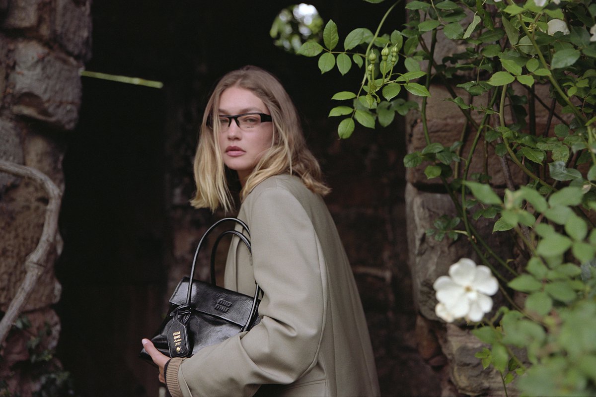 miumiu_japan's tweet image. 煉瓦造りと自然を背景に描かれる #ミュウミュウ ホリデーキャンペーン。

クラシックな壮麗さと純粋な美しさの間の感情に響くコントラストを描き出します

tinyurl.com/3hx3zs9s 

Creative Director #MiucciaPrada
Gigi Hadid photographed by Angela Hill
Styling Lotta Volkova

#MiuMiuHoliday