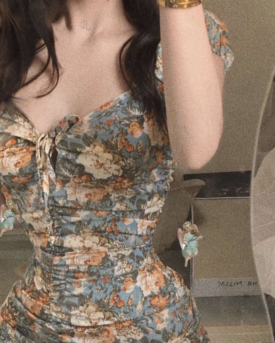 الصدر كنه يحرضني لكسر القيود
والعنق مع سكبت السلسال متعت بصر
ودي اوصيك فالمشي التزام الركود
ردفك مشكل خطر على دقيق الخصر

🩶