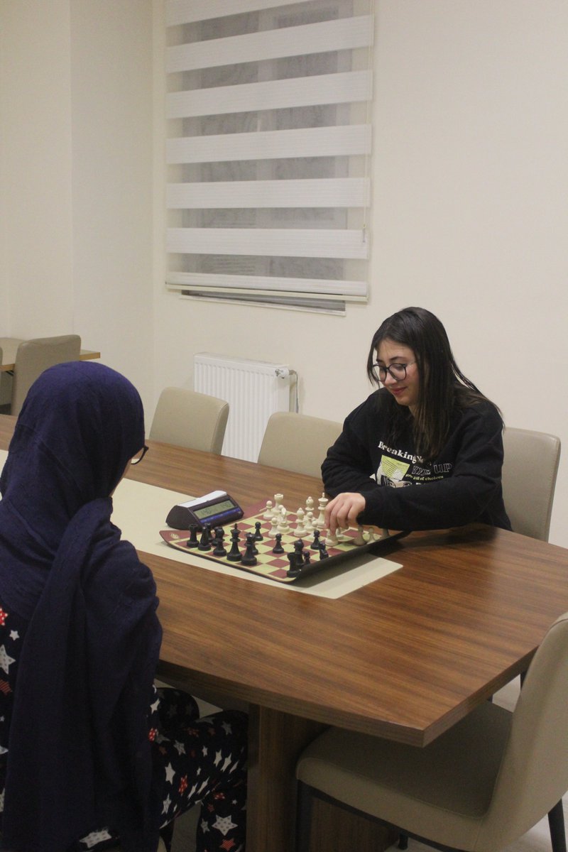 Salih Baba Yurdu’nda doğru hamleler kazandı! ♟️

Yurdumuzda düzenlediğimiz satranç turnuvasında öğrencilerimiz stratejik düşünme ve problem çözme becerilerini yarıştırdı. 
Büyük bir dikkatle süren müsabakalar sonucunda, bizi il turnuvasında temsil edecek öğrencimizi belirledik.