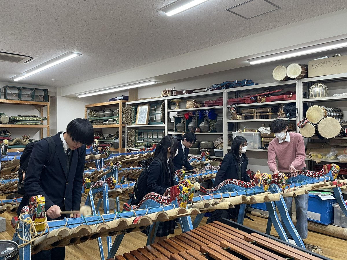 本日、三重県立白子高等学校2年生の皆さんが、本学を訪問されました。
大学説明の後、12月17日のオーケストラ定期演奏会に向けての練習を見学。指揮 角田鋼亮先生、ソリスト 神原雅治さんでラフマニノフの協奏曲3番の冒頭をお聞き頂きました。
