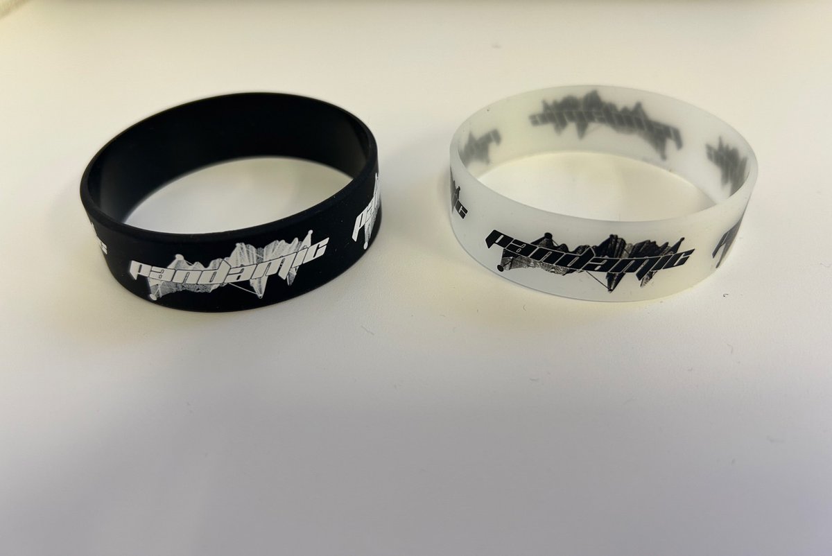 pandamic6's tweet image. 🐼NEW ITEMS⚡
11/22(土)開催！
PANDARA&apos;S BOX -point-

新作グッズ発売🥳

今回はpointロゴのリストバンド！
2個セットです✌️

装着してLIVE盛り上げましょう🔥

⏰開場11:20 / 開演11:40
🏰渋谷 CLUB CRAWL
🎫t.livepocket.jp/e/panda1122