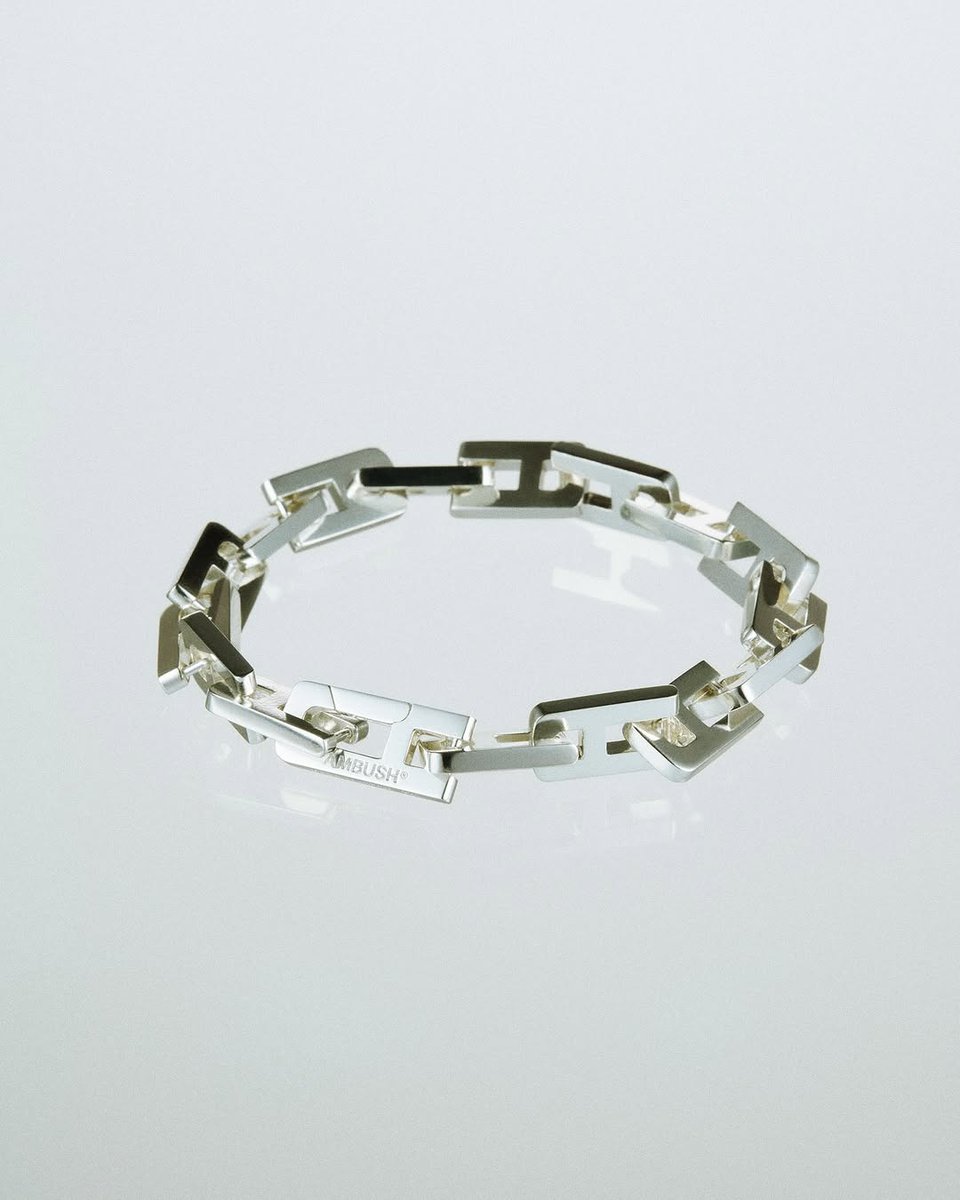 A chain with #attitude. Our classic 925 silver “A” link turns