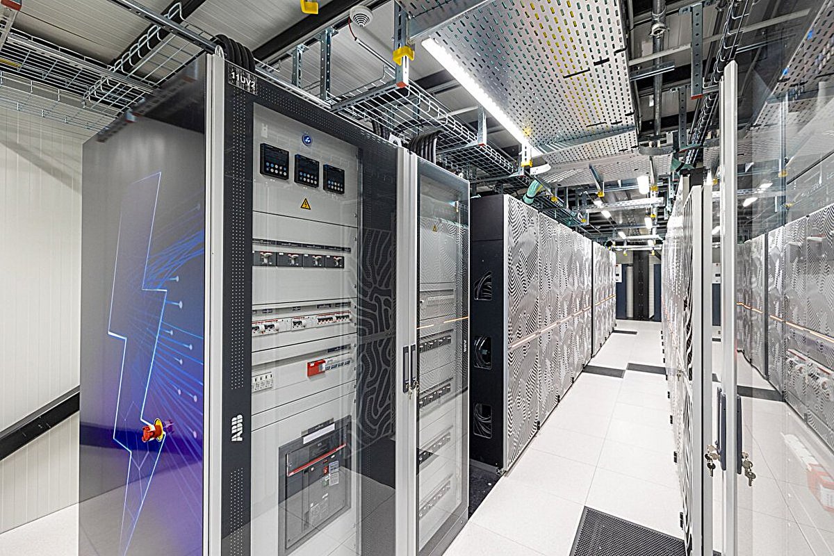 talius's tweet image. First full #simulation of #50qubit universal #quantumcomputer achieved 

Jülich and NVIDIA set a new quantum simulation record on the JUPITER exascale supercomputer by successfully emulating a 50-qubit universal quantum computer in full detail....  scitechupdates.com/first-full-sim…