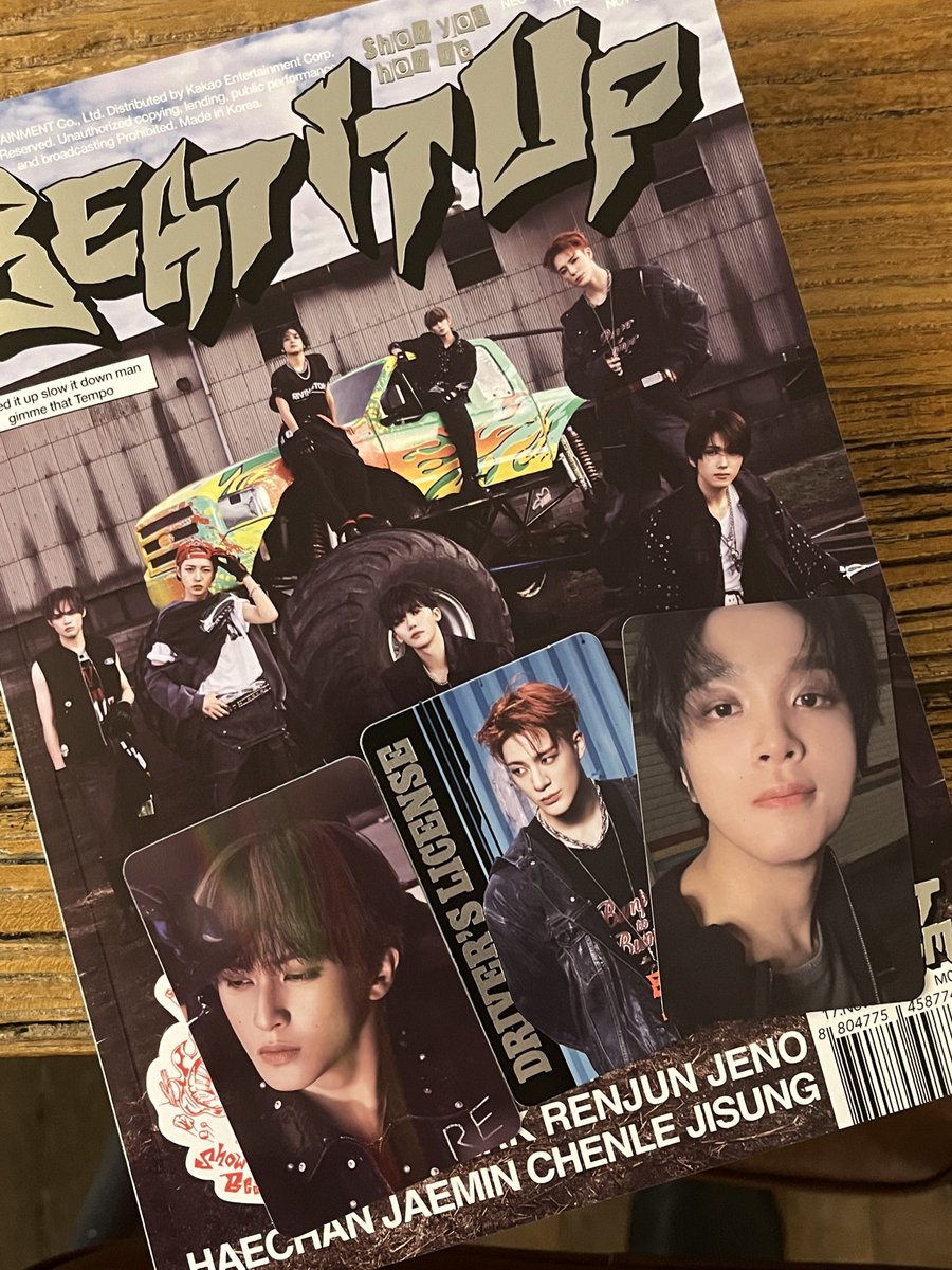 쉬는시간에 바로 교보가서 앨범 사버리기 키링버전 사고싶었는데....  혹시 아이디카드 및 포카 마크로 교환하실분 연락주세요.. 디지팩 얼른왔으면 좋겠다...