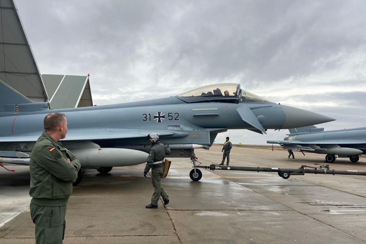 Osint613's tweet image. A Russian kamikaze drone briefly crossed into Romanian airspace several times during strikes on Ukraine, prompting Germany to launch two Eurofighters and Romania two F-16s. The drone left without causing any harm.