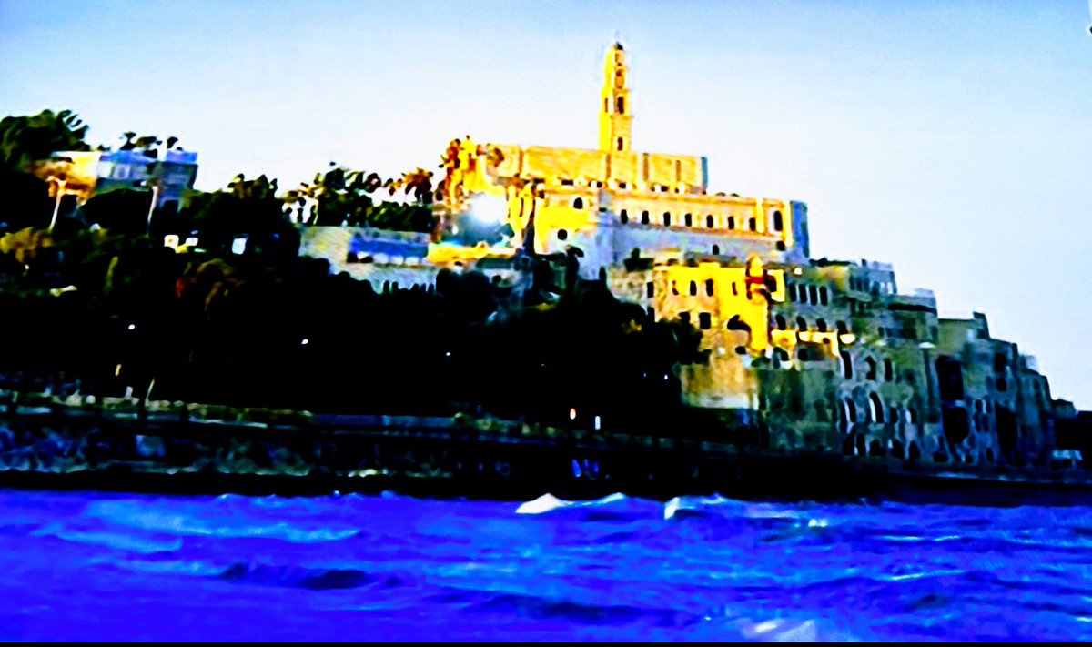 تطفو صلَوات الأمل

تنتمي للموج باليُتم

تنثر محاملها

درب العوافي يحملها الهوى

#هاشم_ذياب