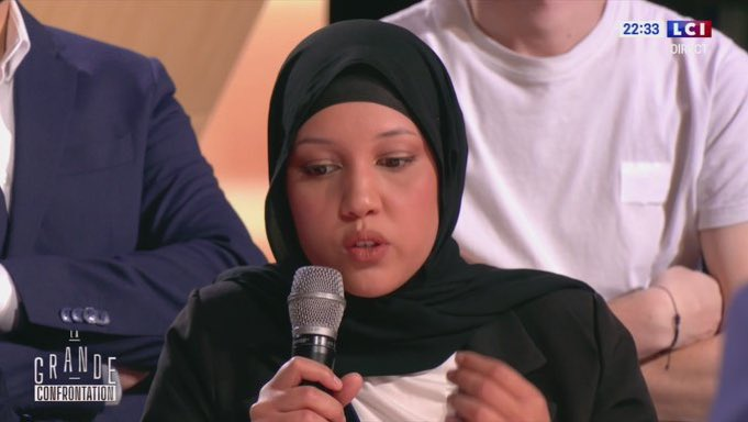 Elle se plaint de ne pas trouver de travail en France.
Je ne vois que deux solutions :
- Enlever le torchon islamique qu'elle a sur la tête.
- Migrer vers un paradis musulman.
Malheureusement, l'appel de la CAF et des allocs est le plus fort.
A Rome fais comme les romains ou file