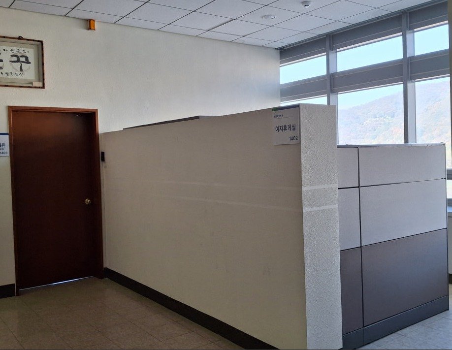 bsmbsh's tweet image. 부산대 생협 밀양캠퍼스 매점 노동자들 휴게실 없어 사측에 요청하니 복도 한켠에 내어줬다.사측은 설치해 줬으면 그만이라고 생각하는 것 같다. 산안법에는 크기, 위치, 온도, 조명 등 노동자가 쉴 수 있는 공간인지 따지게 되어 있다. 마지막 기회를 주고 안되면 노동청 갈 생각이다.